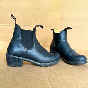 Black blundstone Chelsea boots
